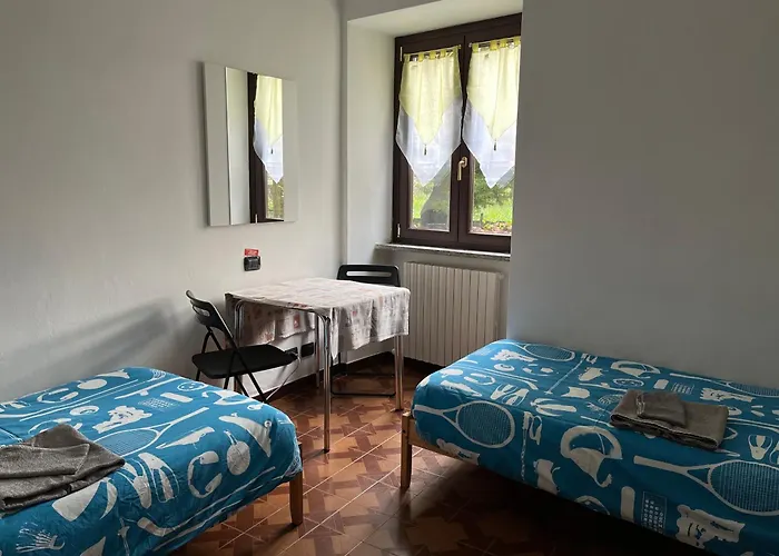 Il Cortile Single & Double In No 3* Como